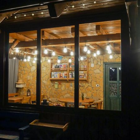 Rose Hip Hill Farm Acomodação com café da manhã Valea Tirnei Exterior foto